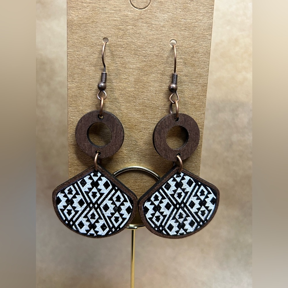 #439 | Wooden Black & White, Native Print
💠 2 PAIR AVAILABLE 💠